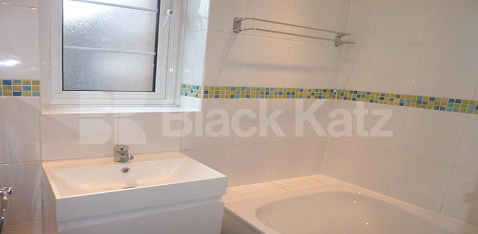 			FOUR DOUBLE BEDROOMS!!!, 4 Bedroom, 1 bath, 1 reception Flat			 Finchley Road, FINCHLEY ROAD